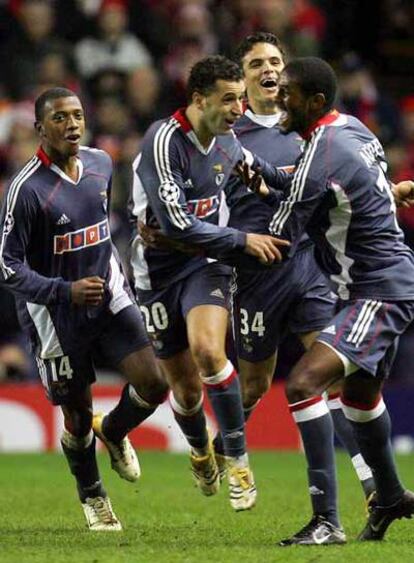 Jugadores del Benfica celebran un gol al Liverpool en Liga de Campeones en Anfield el año pasado.