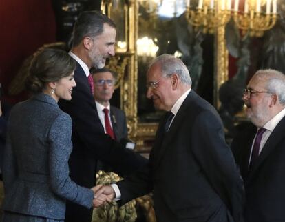 La reina Letizia saluda al exvicepresidente del Gobierno Alfonso Guerra.