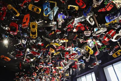 Vista de la decoración de una sala durante la rueda de prensa con motivo de la inauguración del Garage Italia Milano, en Milán (Italia).