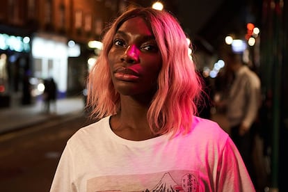 ¿Quién es? Michaela Coel. ¿Cuál es su profesión? Actriz, guionista, directora y productora. ¿Por qué ha sido su año? Por su conmovedora serie Podría destruirte (HBO), uno de los visionados imprescindibles de los últimos meses, que basa su argumento en una agresión sexual –y posterior gestión del trauma– sufrida por la propia Coel. Decidida a mantener una libertad creativa absoluta, la británica llegó a rechazar una oferta de Netflix por valor de un millón de dólares. A tenor del resultado, parece que acertó en la decisión.