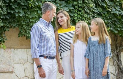 Los Reyes con sus dos hijas, el pasado lunes en el posado en los jardines del Palacio de Marivent de Palma de Mallorca.