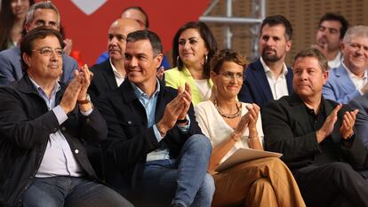 Pedro Sánchez, segundo por la derecha, aplaude junto a los presidentes autonómicos del PSOE, Guillermo Fernández Vara, de Extremadura; María Chivite, de Navarra, y Emiliano García-Page, de Castilla-La Mancha, este sábado en Zaragoza