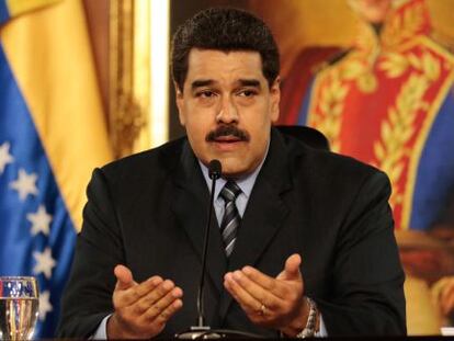 Fotograf&iacute;a cedida por el Palacio de Miraflores que muestra al presidente venezolano, Nicol&aacute;s Maduro, mientras anuncia un paquete de medidas econ&oacute;micas en Caracas (Venezuela). 