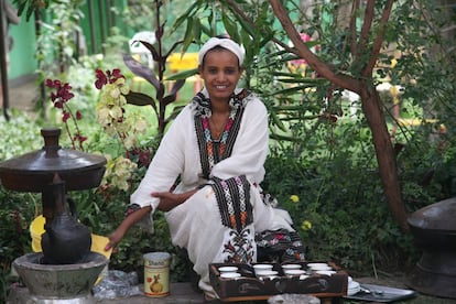 Una mujer etíope en plena ceremonia del café.