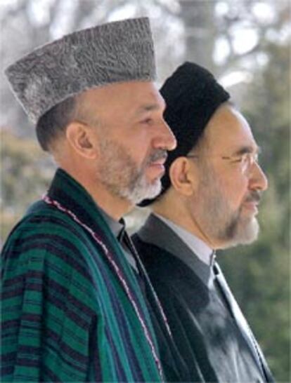 El presidente afgano, Hamid Karzai, en primer plano, junto el presidente iraní, Mohamed Jatami, durante la visita del primero a Irán