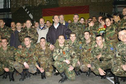 El ministro de Defensa, José Bono, posa con algunos de los soldados destacados en Mostar (Bosnia).