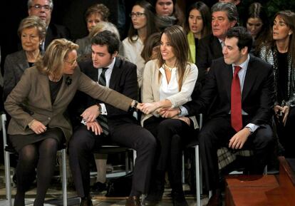 La esposa de Artur Mas, Helena Rakosnik, junto a sus hijos durante la toma de posesión del líder de CiU como presidente catalán en un acto solemne en el Salón Sant Jordi del Palau de la Generalitat.