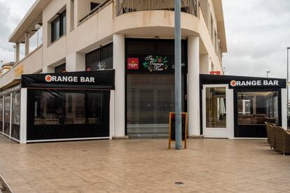 Un bar cerrado durante la pandemia en Torrevieja, Alicante.
