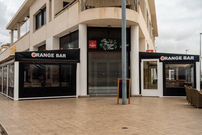 Un bar cerrado durante la pandemia en Torrevieja, Alicante. 