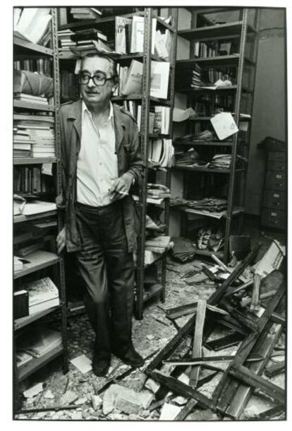 Joan Fuster a la biblioteca del seu domicili després de la bomba que li van posar el 1981.