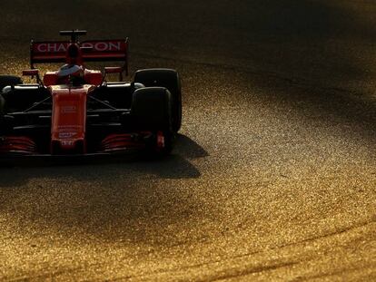 Stoffel Vandoorne con el McLaren Honda en el segundo día de pruebas.