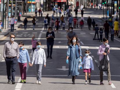 Familias pasean por la Gran Vía de Murcia, cortada al tráfico, el pasado domingo.