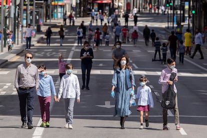 Dos adultos con sus hijos pasean por la Gran Vía de Murcia cortada al tráfico el pasado domingo.