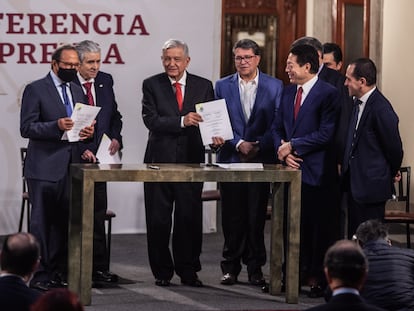 López Obrador junto a Salazar Lomelí (izq), durante la presentación del acuerdo este miércoles.
