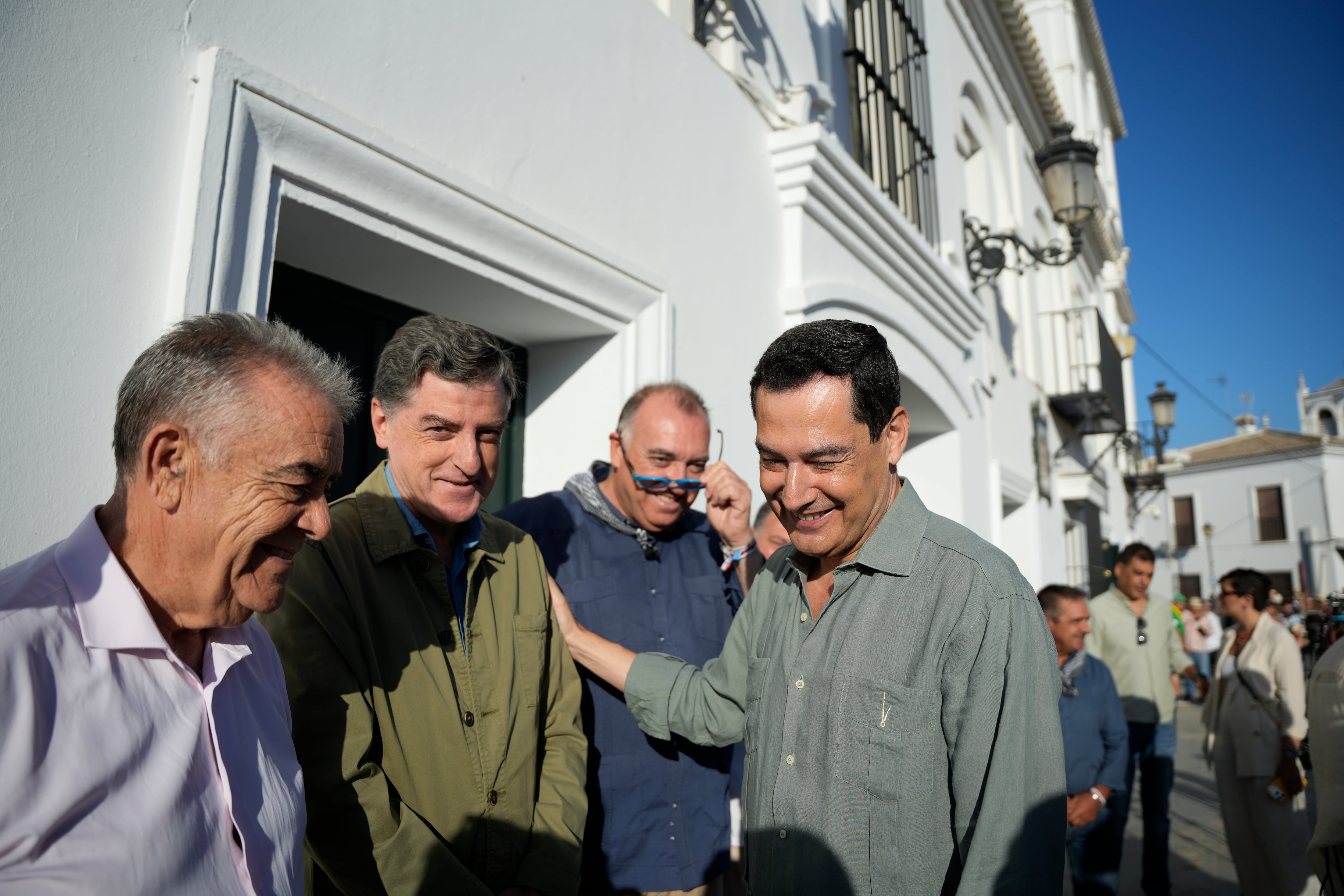 Moreno afronta su tercera investidura sin tener aún cerrado un acuerdo con Vox
