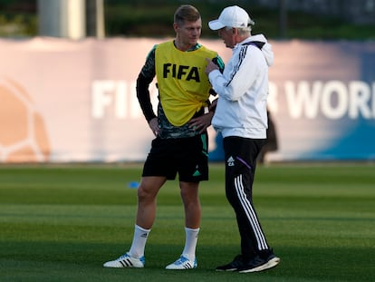 Carlo Ancelotti habla con Toni Kroos estos días en Rabat.