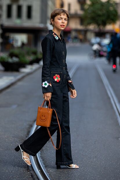 Mono vaquero + bandolera + sandalias de tacón cuadrado. Emma Fridsell acierta otorgando el protagonismo del look a este mono de Rixo: una prenda versatil que permanecerá muchas temporadas en el armario.