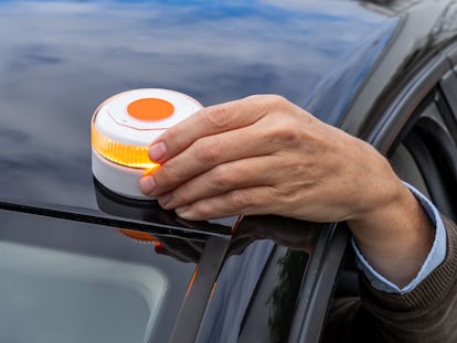 Artículo de EL PAÍS Escaparate que describe las balizas v16 homologada DGT en oferta por black friday 2025