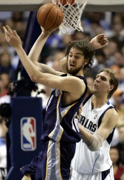 Gasol intenta ganar la posición en la zona ante el alemán Dirk Nowitzki.