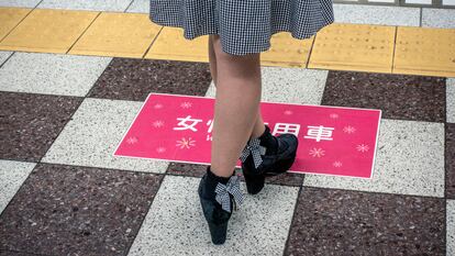 Una mujer espera en un andén del metro de Tokio.