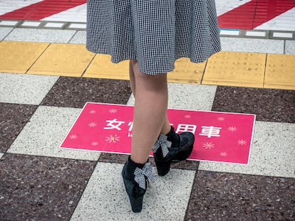 Una mujer espera en un andén del metro de Tokio.