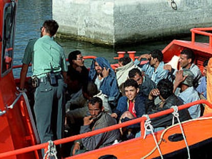 Un grupo de inmigrantes llega a Fuerteventura a bordo de una lancha de salvamento.