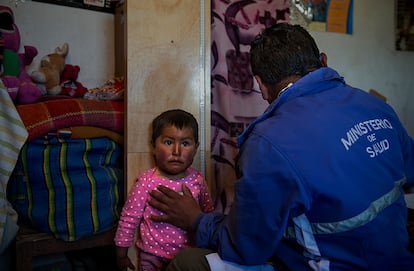 Durante la visita el Médico Académico realiza el control de talla y peso a un niño.