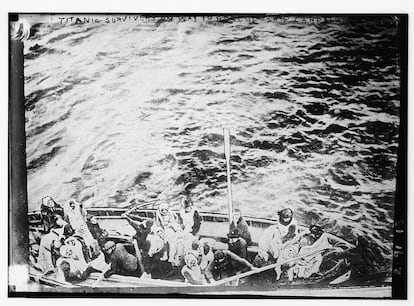 Pasajeros del Titanic son subidos al trasatlántico Carpathia. El buque recibió la alerta del Titanic a las 0:25, y pudo llegar a la zona sobre las 4 de la madrugada. Rescató a un total de 705 personas, retirando también los botes salvavidas.