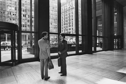 Ejecutivos con su maletín en un edificio de negocios de Park Avenue en Nueva York, en 1981.