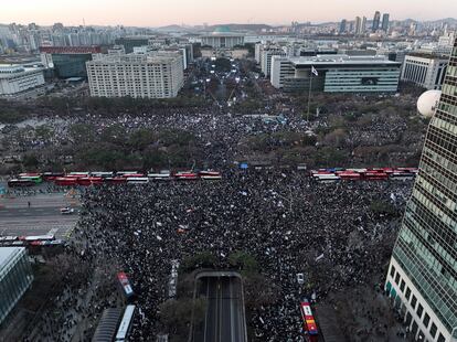 Miles de personas congregados en los alrededores de la Asamblea Nacional, este sábado en Seúl.