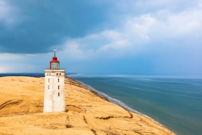 A duna dinamarquesa de Rabjerg Mile – 40 metros de altura e 4 milhões de metros cúbicos de areia – se afasta pouco a pouco de sua área protegida, no norte da Jutlândia, a uma velocidade de 15 metros por ano. Durante séculos, incomodou os dinamarqueses. Entre os séculos XV e XVIII, tirou gente de suas casas. Você ainda pode ver a torre da igreja (Den Tilsandede Kirke, a igreja enterrada, na foto) engolida pelas areias em 1795. No século XIX, foi aprovada a Lei da Areia Móvel para que o governo dinamarquês pudesse comprar terras cobertas de areia e estabilizá-la plantando árvores. Atualmente, ganhou popularidade entre os observadores de pássaros e caminhantes. De Skagen é possível rodar pelo sul por Gamle Landevej, mas você tem que se informar com antecedência, já que há áreas de areia