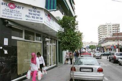 Fachada de uno de los locales intervenidos en Fuengirola (Málaga).