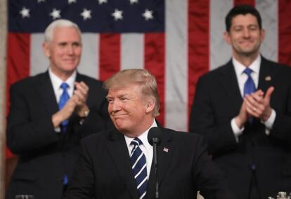 El presidente de los Estados Unidos, Donald J. Trump (C), ofrece su primer discurso hoy, martes 28 de febrero de 2017, en una sesión conjunta del Congreso en la Cámara de Representantes en Washington, DC , (Estados Unidos).