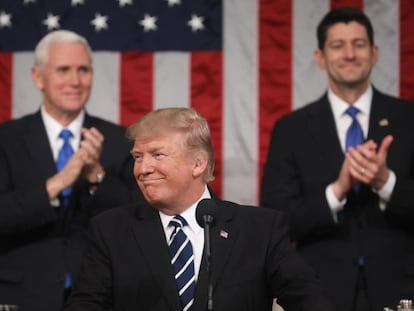 El presidente de los Estados Unidos, Donald J. Trump (C), ofrece su primer discurso hoy, martes 28 de febrero de 2017, en una sesión conjunta del Congreso en la Cámara de Representantes en Washington, DC , (Estados Unidos).