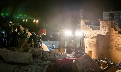 Bomberos y vecinos trabajan en las labores de rescate de los cadáveres de una familia en Mulai Brahim, en la madrugada del sábado al domingo.