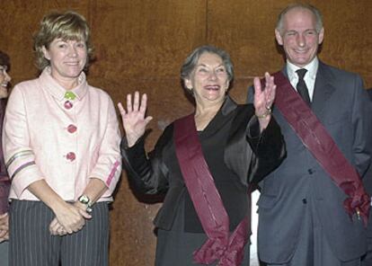 Christine y Bernard Ruiz-Picasso, con la ministra Pilar del Castillo, tras ser condecorados.