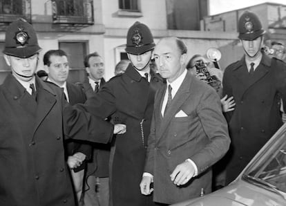 John Profumol, a su llegada a su casa de Londres dos semanas depués de dimitir como ministro de la Guerra, en junio de 1963.