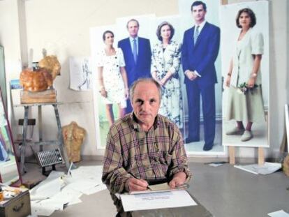 Antonio López, en su estudio ante las fotos de la familia real en 1995.