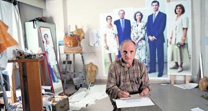 Antonio López, en su estudio ante las fotos de la familia real en 1995.