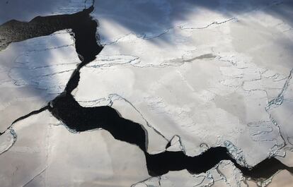 Vista de la costa oeste de la Antártida fotografiada desde la ventana de un avión de la NASA durante la Operación IceBridge, el 28 de octubre.