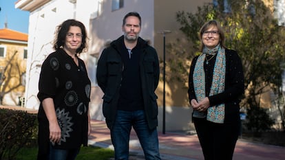 Los investigadores Beatriz Pérez, Pablo Fernández y Marina Pollán, en el Centro Nacional de Epidemiología, en Madrid.