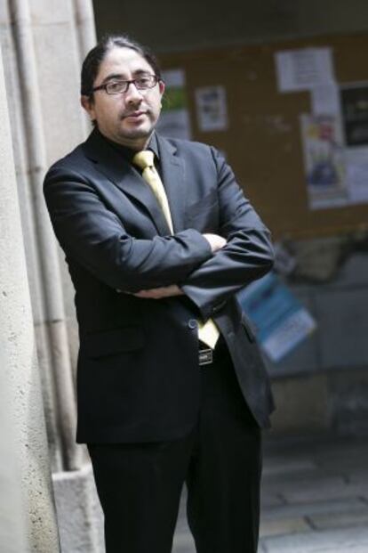 Ren&eacute; Ram&iacute;rez, en el patio de la sede central de la Universidad de Barcelona.