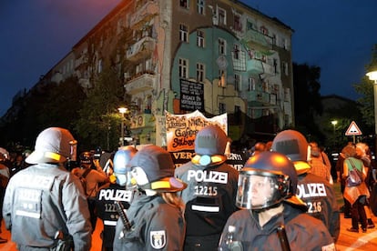 La policía hace guardia frente al local ocupado de la calle Rigaer, en Berlín, el 9 de julio.