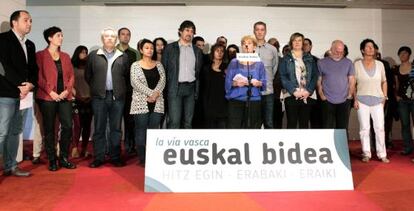 Los máximos responsables de los partidos que integran la coalición de EH-Bildu en el acto de Bilbao.