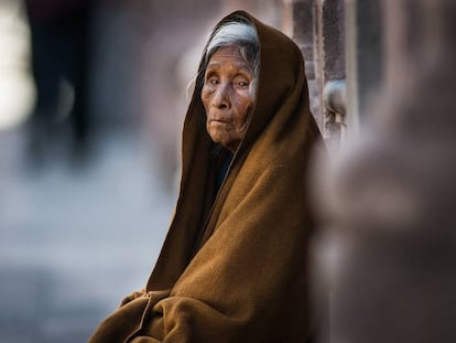 Una mujer pide limosna en el centro de Zacatecas (norte de México). 