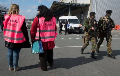 Psicólogos y soldados en el aeropuerto de Bruselas.