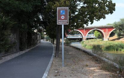 Senda ciclable con una limtación a 10 kilómetro por hora como la que existe en Madrid Río.