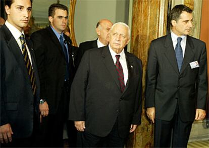 El primer ministro israelí, Ariel Sharon, rodeado de guardaespaldas, ayer en el Senado italiano.