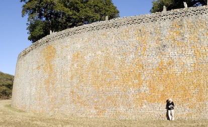 Una visitante en el yacimiento arqueológico de Gran Zimbabue.