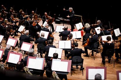 Pappano dirige la orquesta durante el concierto en el Parco della Musica de Roma el 9 de noviembre.